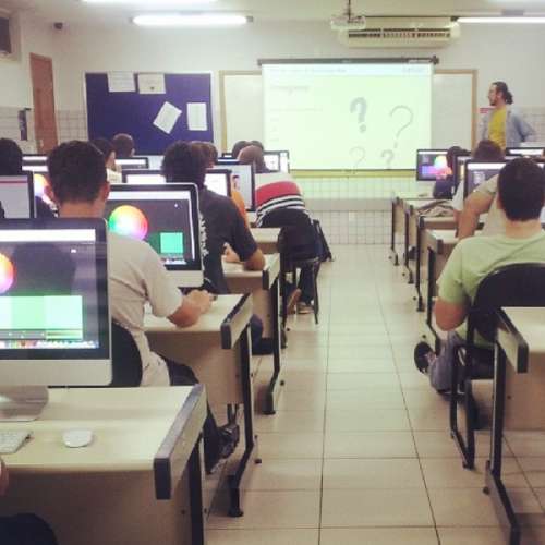 Ministrando uma oficina sobre criação de sites para alunos da Faculdade de Tecnologia Senac - GO.